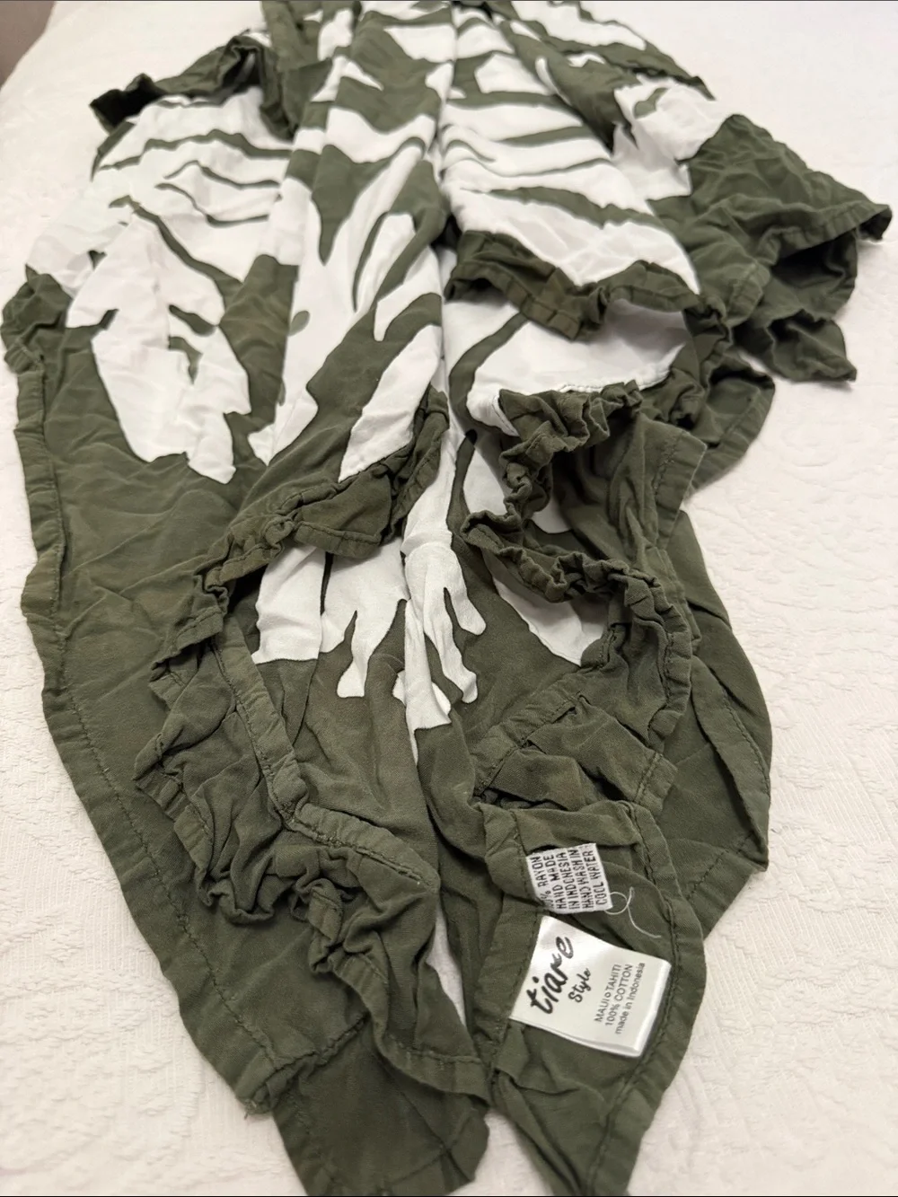 Tiare pareo. Floral Print pareo - Olive and White
